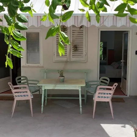 A Charming Oasis In The Heart 2 Апартаменти *