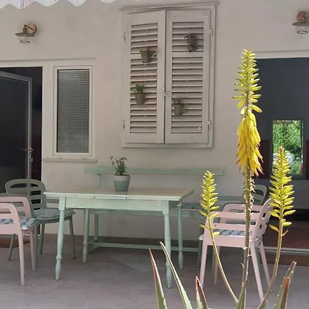 Apartment A Charming Oasis In The Heart 2 *